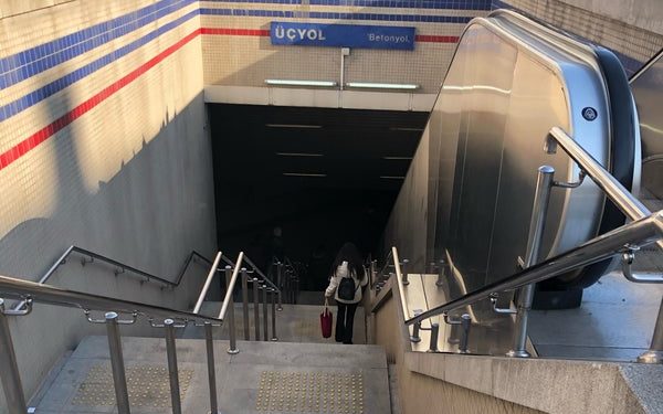 İzmir’de Üçyol Metro Durağında Merdiven Çöktü