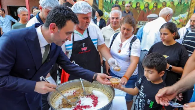 Bayraklı’da aşure bereketi4 noktada 4 bin kişi ile paylaşıldı