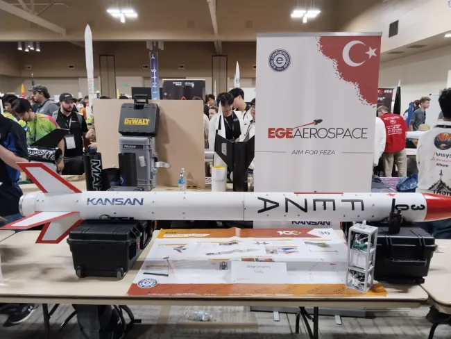 Egeli genç mühendisler dünyanın en büyük roketçilik yarışmasına damga vurdu