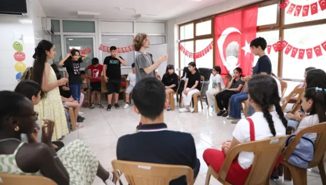 Konaklı çocuklar İngilizceyi eğlenerek öğreniyor