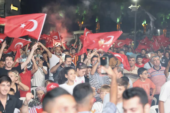 MENEMEN’DE MİLLİ COŞKU, DEV EKRANDA YAŞANACAK