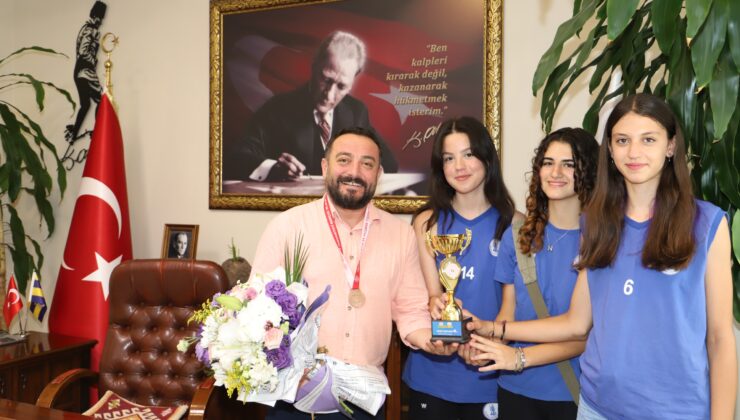 Başkan Turan; Kız voleybol takımımızın başarısını kutluyoruz