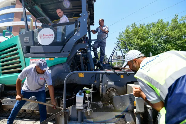 Bornova Belediyesi düzgün yollar için durmadan çalışıyor