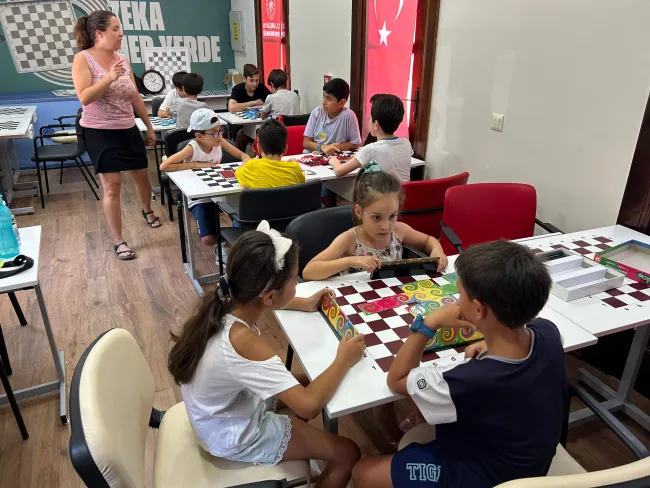Karşıyaka Gençlik Merkezi’ndeki Yaz Okuluna çocuklardan yoğun ilgi