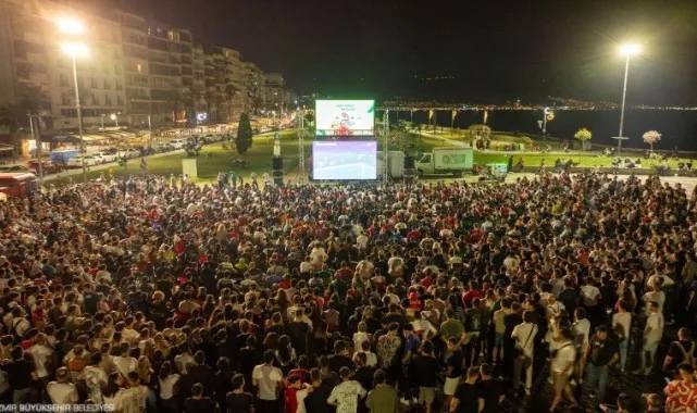 İzmirli Futbolseverler Dev Ekranda Milli Takıma Destek oldu!