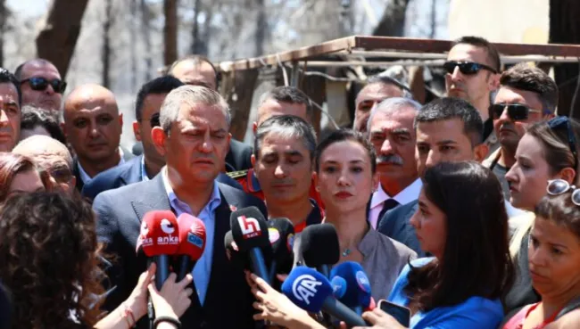 CHP GENEL BAŞKANI ÖZGÜR ÖZEL EFES SELÇUK’TA YANGIN ALANINDA İNCELEMELERDE BULUNDU
