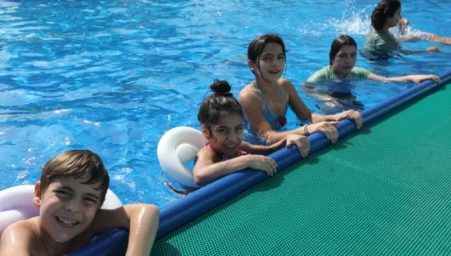 Bayraklı’da 20 çocuk ilk kez havuzla tanıştı