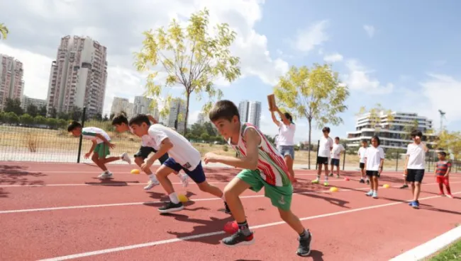 Karşıyakalı çocuklar atletizm şenliğinde buluştu