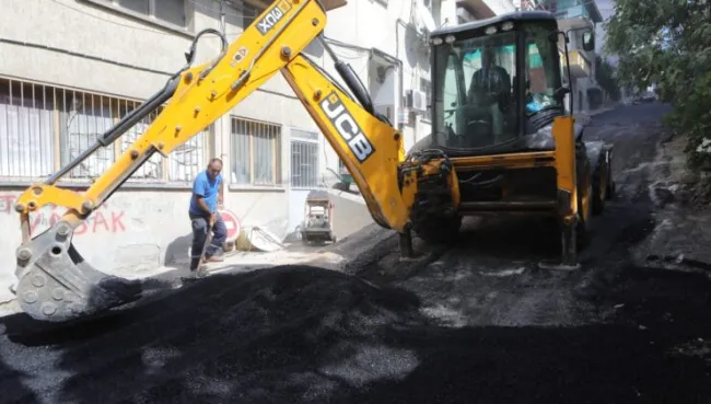 Bayraklı’da yol yenileme seferberliği sürüyor