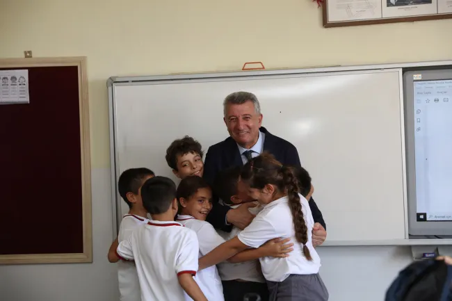 Güzelbahçe Belediyesi’nden Öğrencilere Çanta ve Kırtasiye Desteği