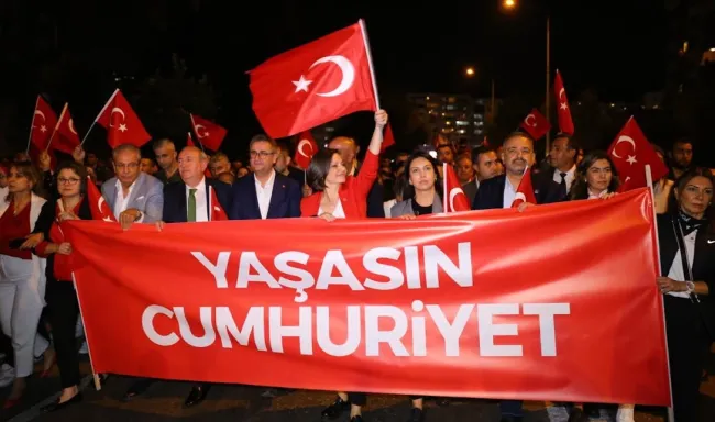 Cumhuriyet Coşkusu Karabağlar’da Dorukta!