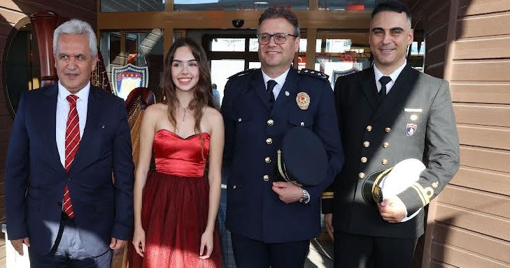 İzmir’de Atatürk’ü Anan Unutulmaz Arp Resitali