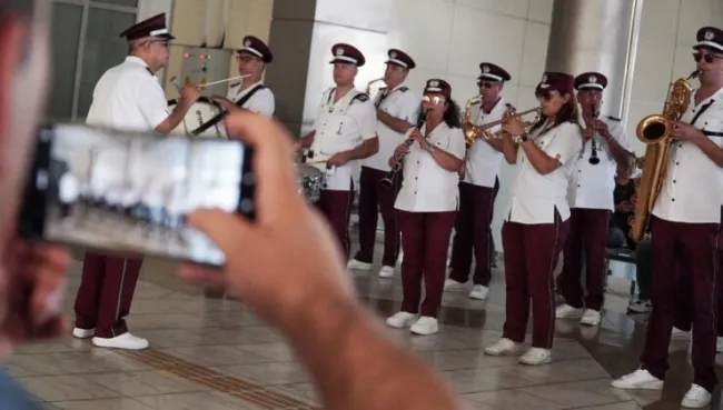 Karşıyaka Belediye Bandosu’ndan coşku dolu sokak konserleri