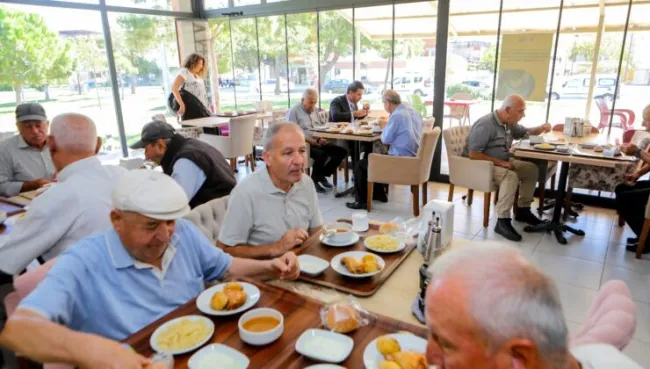 Bayraklı Belediyesi kent lokantalarında “Askıda Yemek” uygulaması başladı