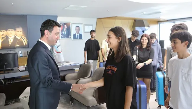 Üniversite ve Liseli gençlerden Başkan Önal’a teşekkür ziyareti