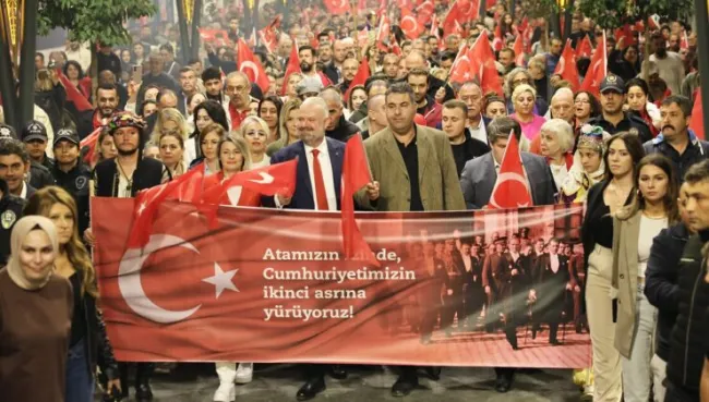 MENEMEN’DE BİNLER, CUMHURİYET AŞKIYLA YÜRÜDÜ