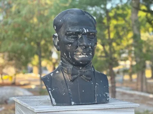 “Atatürk Büstü Kırmızı Çizgi: Tepkiler Büyüyor!”