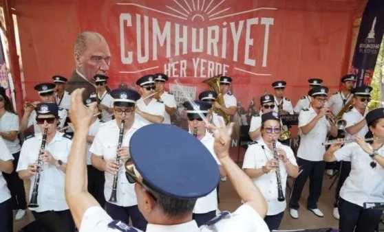 Cumhuriyet Coşkusu İzmir’de Başladı!