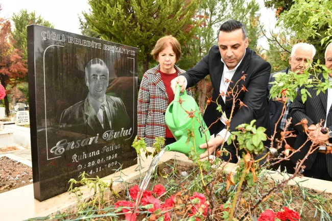 Çiğli Belediyesi Önceki Dönem Belediye Başkanı Ensari Bulut, mezarı başında anıldı