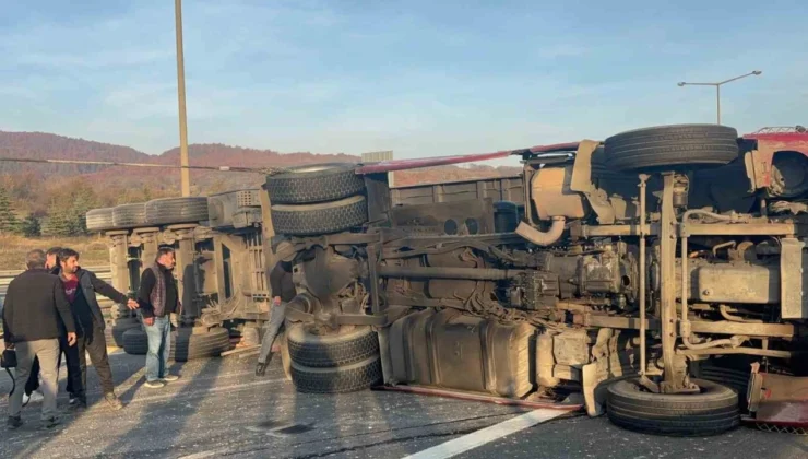 TEM Otoyolu’nda Tır Devrildi, Ulaşım Kapandı!