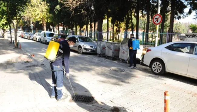 Karşıyaka’da ilaçlama mesaisi devam ediyor