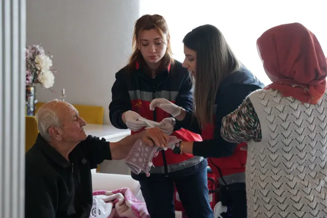 KEMALPAŞA’DA EVDE BAKIM HİZMETİ YÜZLERİ GÜLDÜRÜYOR