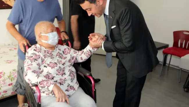 Bayraklı Belediyesi ‘yaşlı destek hattı’ kurdu