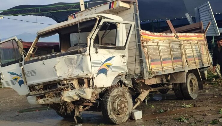 Ödemiş’te Kamyonet Park Halindeki Araçlara Çarptı