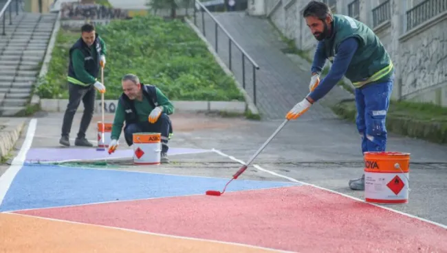 Konak’ın okul yollarına yaya güvenliği için renkli dokunuş