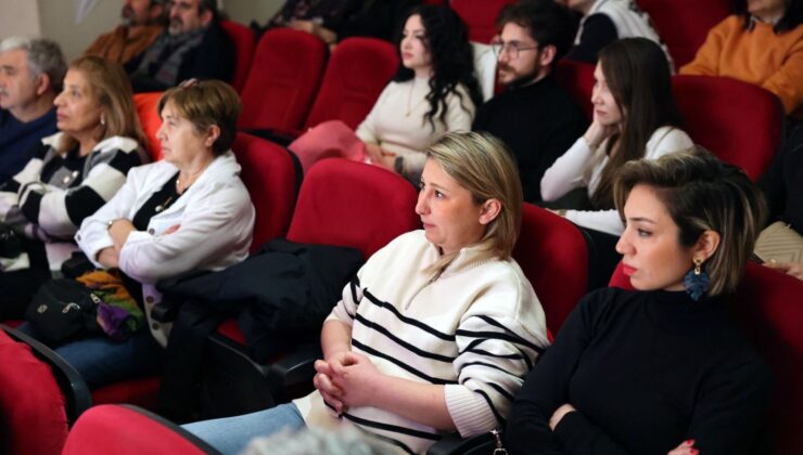 Bayraklı’da tiyatro keyfi 