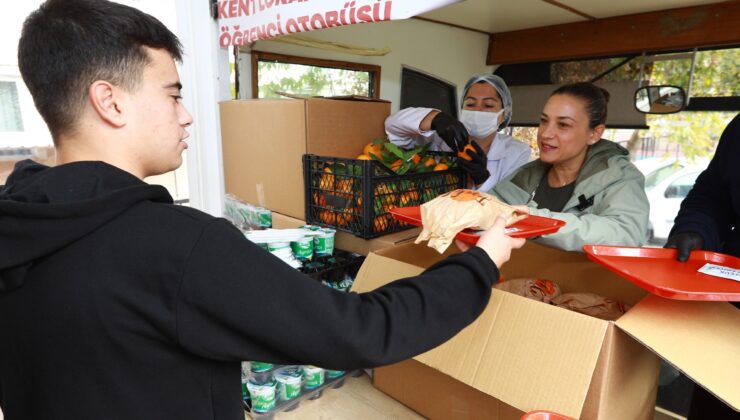 Efes Selçuk’ta öğrencilere Gıda Dayanışması ve Öğrenci Otobüsü desteği