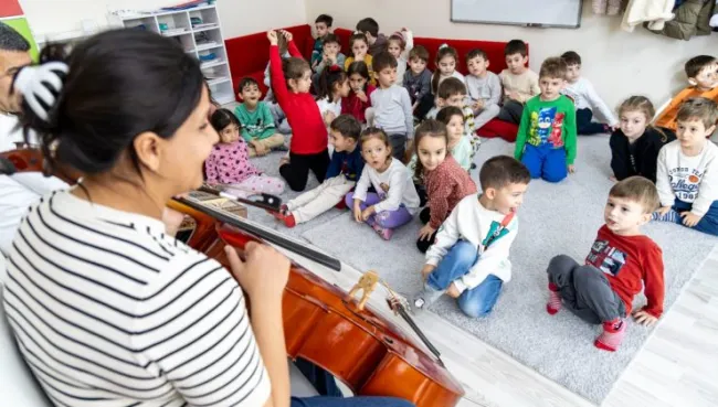 Karşıyakalı minikler Türk müziği çalgıları ile tanışıyor 