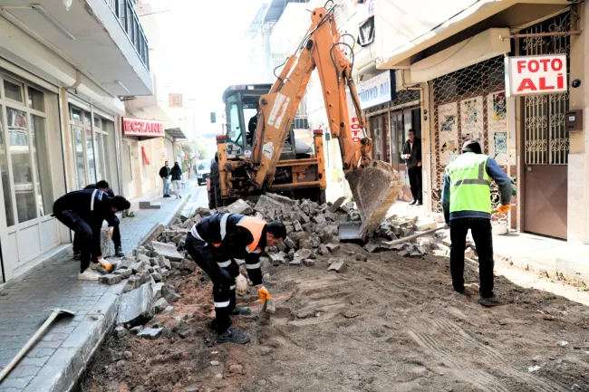 Bayraklı’da yol yenileme seferberliği