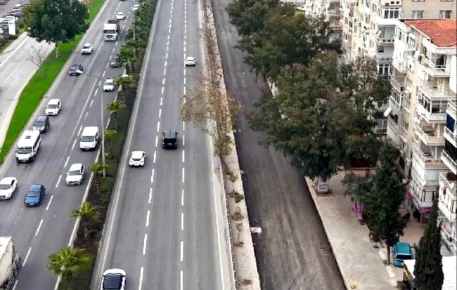 Bayraklı’da yol yenileme ve üst geçit çalışmaları sürüyor