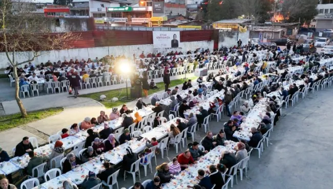 Karabağlar’da Ramazan Sofraları Dayanışmayı Büyütüyor