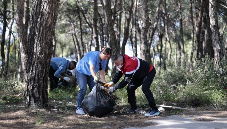 Konak’ta el ele orman temizliği: 2 saatte 750 poşet çöp toplandı