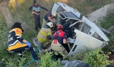 Çeşme’de Feci Kaza: Araç Şarampole Devrildi!