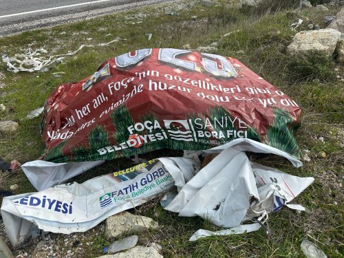 Foça’da İlan Kirliliği Vatandaşı İsyan Ettirdi!