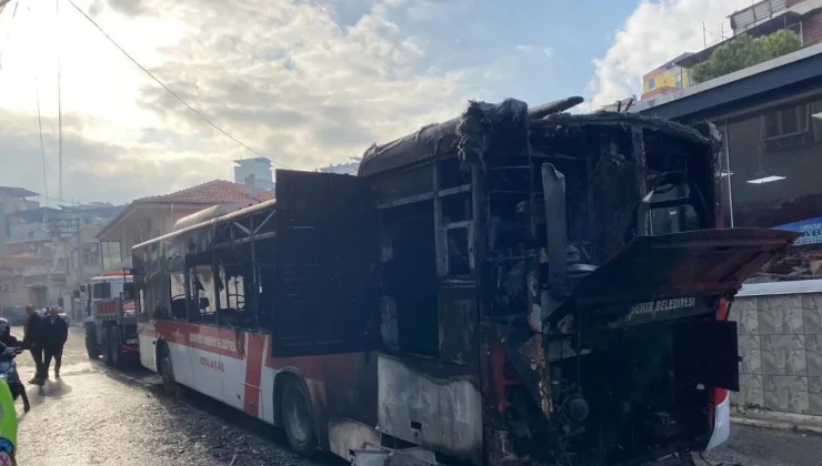 Konak’ta Otobüs Yangını: Yolcular Tahliye Edildi