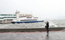 İzmir’de Şiddetli Rüzgar Feribot Seferlerini İptal Etti