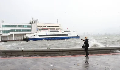 İzmir’de Şiddetli Rüzgar Feribot Seferlerini İptal Etti