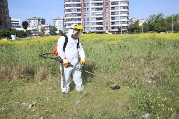Çiğli Belediyesi’nden Yaz Öncesi Yoğun Kosa Mesaisi