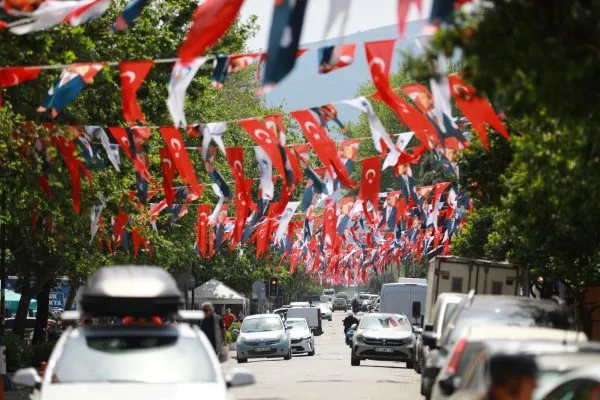 Efes Selçuk sokakları bayraklarla donatıldı: 23 Nisan sevincinden 19 Mayıs coşkusuna
