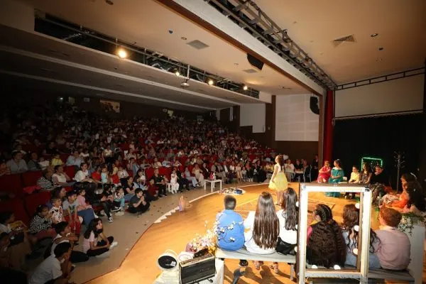 Menderes Belediyesi Çocuk Tiyatrosu Sahneye Çıktı