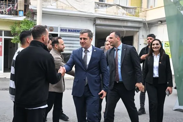 Deniz Yücel ve Başkan Eşki Bornova Arnavutları Derneği’nde hukuksuzluklara karşı dayanışma mesajı verdi;