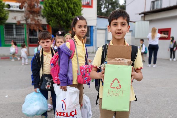 Buca’da çocuklar sıfır atık konusunda bilinçlendiriliyor