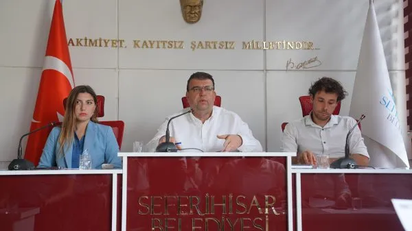 Seferihisar Belediyesi’nin Mayıs ayı meclis toplantısında, CHP Genel Başkanı Özgür Özel’e yönelik yapılan saldırı sert bir şekilde kınandı.