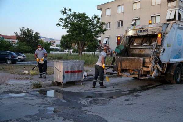 Karşıyaka’da ilaçlama ekiplerinden akşam mesaisi