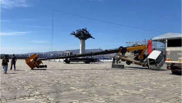 CHP Mitingi Alanında Vinç Kazası: 1 Yaralı