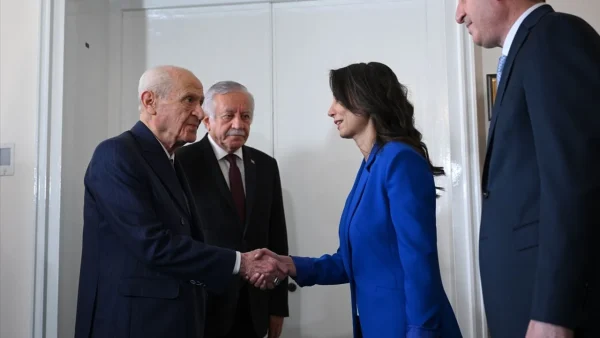 DEM Parti heyeti, MHP’yi ziyaret etti: Bahçeli kapıda karşıladı